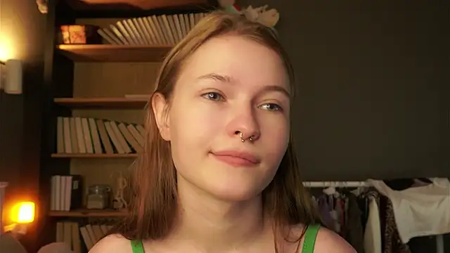 Snapshot of LynHillaire chatting on February 2, 11:20 am LynHillaire online show from February 2, 11:20 am