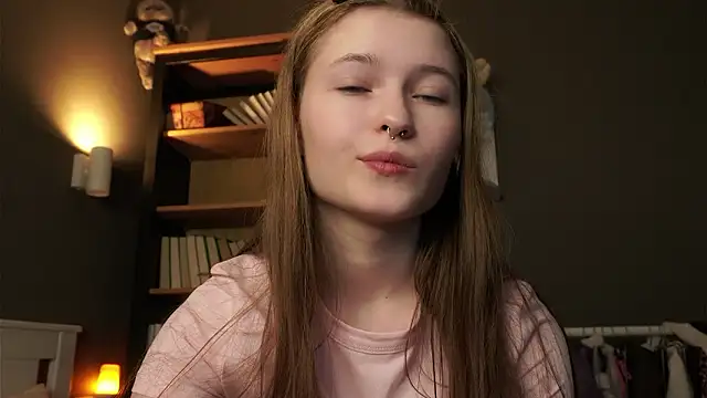 Snapshot of LynHillaire chatting on February 4, 11:27 am LynHillaire online show from February 4, 11:27 am