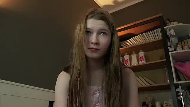 Snapshot of LynHillaire chatting on February 6, 11:02 am LynHillaire online show from February 6, 11:02 am