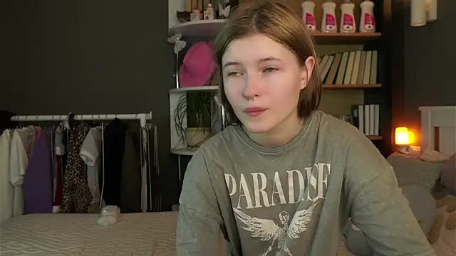 Snapshot of LynHillaire chatting on February 9, 11:58 am LynHillaire online show from February 9, 11:58 am