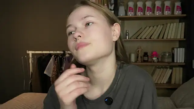 Snapshot of LynHillaire chatting on February 11, 11:15 am LynHillaire online show from February 11, 11:15 am