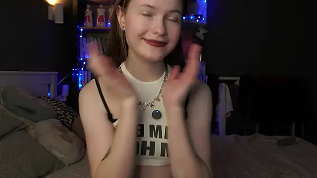 Snapshot of LynHillaire chatting on February 12, 11:16 am LynHillaire online show from February 12, 11:16 am