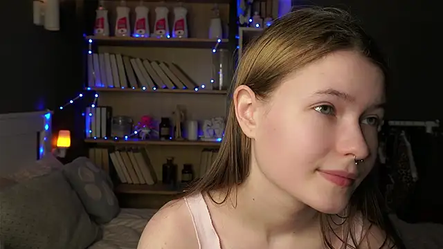 Snapshot of LynHillaire chatting on February 16, 11:28 am LynHillaire online show from February 16, 11:28 am