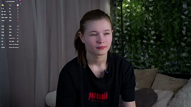 Snapshot of LynHillaire chatting on February 27, 12:49 pm LynHillaire online show from February 27, 12:49 pm