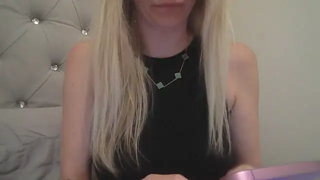 Snapshot of flirty_babe_x chatting on October 18, 10:43 pm flirty babe x online show from October 18, 10:43 pm