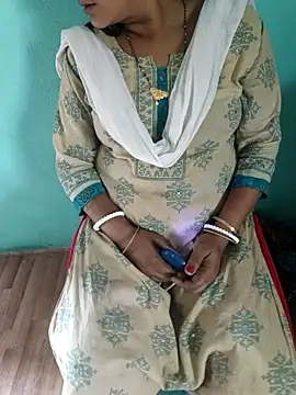 Snapshot of desi_boudi87 chatting on April 7, 9:21 am desi boudi87 online show from April 7, 9:21 am