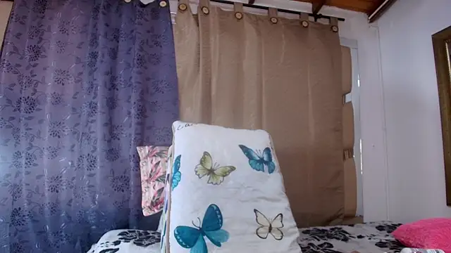 Snapshot of sweegirl69 chatting on October 12, 12:04 pm sweegirl69 online show from October 12, 12:04 pm