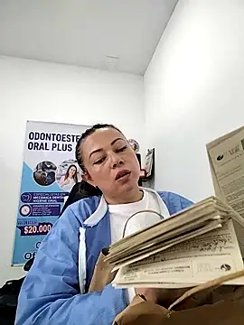 Snapshot of Madisson-04_ chatting on November 8, 7:34 pm Madisson-04 online show from November 8, 7:34 pm