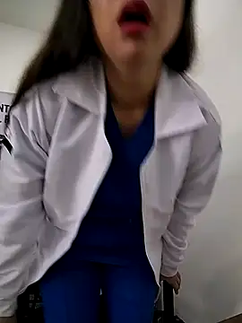 Snapshot of Madisson-04_ chatting on November 11, 3:23 pm Madisson-04 online show from November 11, 3:23 pm