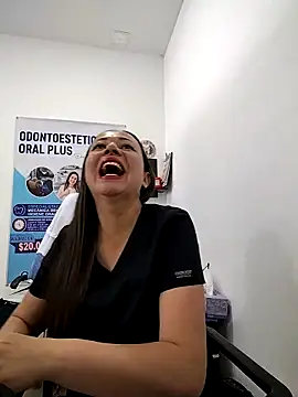 Snapshot of Madisson-04_ chatting on November 12, 3:34 pm Madisson-04 online show from November 12, 3:34 pm