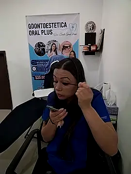 Snapshot of Madisson-04_ chatting on November 13, 6:29 pm Madisson-04 online show from November 13, 6:29 pm