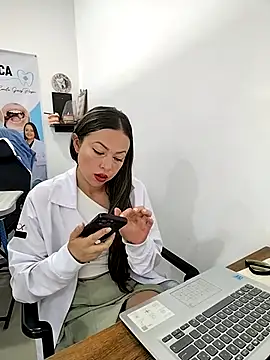 Snapshot of Madisson-04_ chatting on November 16, 12:33 pm Madisson-04 online show from November 16, 12:33 pm