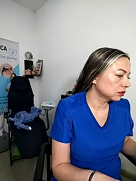 Snapshot of Madisson-04_ chatting on November 27, 6:32 pm Madisson-04 online show from November 27, 6:32 pm