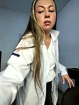 Snapshot of Madisson-04_ chatting on November 30, 6:45 pm Madisson-04 online show from November 30, 6:45 pm