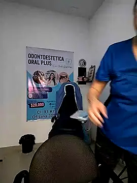 Snapshot of Madisson-04_ chatting on December 5, 6:37 pm Madisson-04 online show from December 5, 6:37 pm