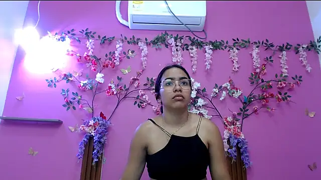 skinnysofia18 online show from April 24, 1:57 pm