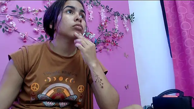 skinnysofia18 online show from June 5, 2:01 pm