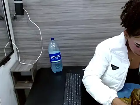 Penelopee Rouse online show from December 1, 7:52 pm