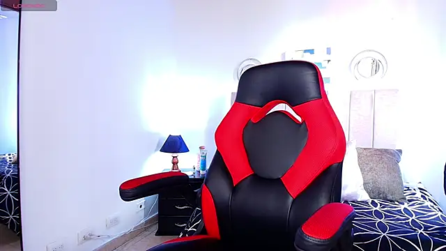 Naomi Redd online show from November 4, 7:35 pm