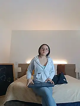 Snapshot of Bella_Sumers chatting on July 6, 3:47 pm Bella Sumers online show from July 6, 3:47 pm
