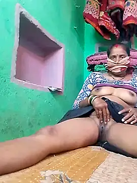 Snapshot of CUTE-004 chatting on November 8, 10:04 am CUTE-004 online show from November 8, 10:04 am