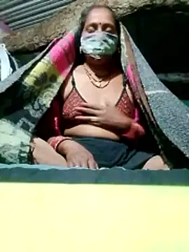 Snapshot of CUTE-004 chatting on November 12, 4:51 pm CUTE-004 online show from November 12, 4:51 pm