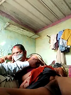 Snapshot of CUTE-004 chatting on February 13, 10:33 am CUTE-004 online show from February 13, 10:33 am