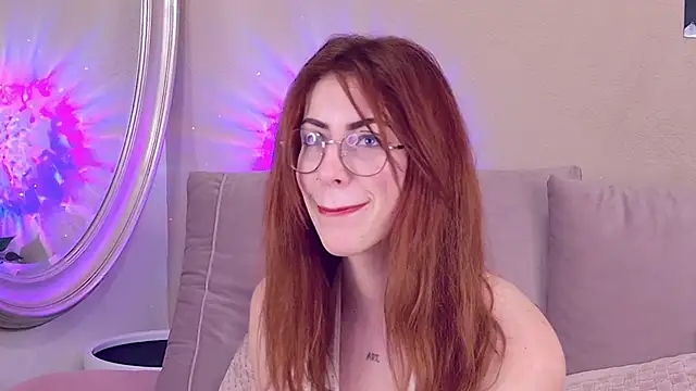 Snapshot of CaitlinMoon chatting on December 15, 4:06 am CaitlinMoon online show from December 15, 4:06 am