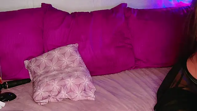 Snapshot of Laureana chatting on May 24, 8:58 pm Laureana online show from May 24, 8:58 pm