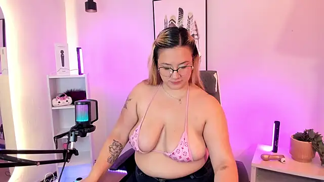 hollie joliie online show from March 3, 12:33 pm