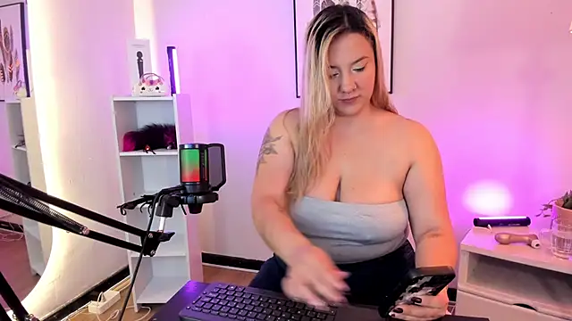 hollie joliie online show from March 16, 11:58 am