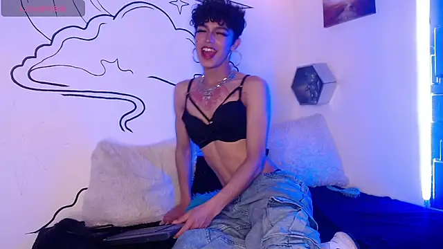 Trinity Knox online show from October 28, 3:58 pm