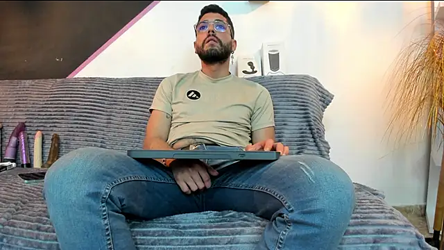 Snapshot of DanteWinter chatting on March 1, 3:52 am DanteWinter online show from March 1, 3:52 am