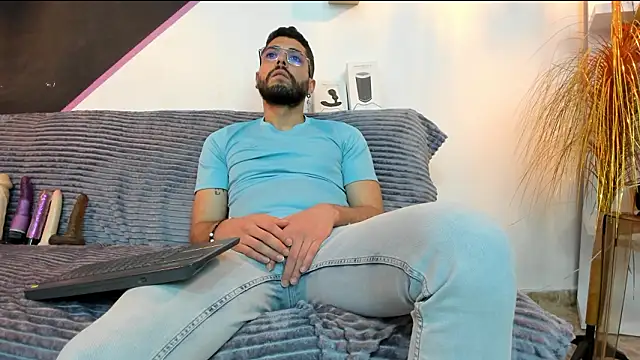 Snapshot of DanteWinter chatting on March 2, 3:41 am DanteWinter online show from March 2, 3:41 am