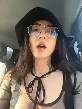 nikkaanderic online show from March 24, 3:17 pm