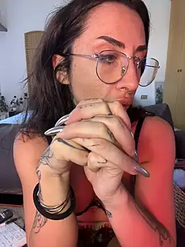 nikkaanderic online show from May 26, 3:52 pm