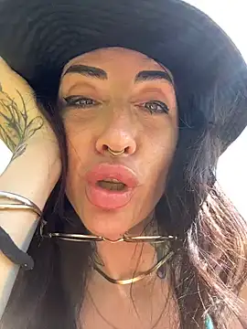 nikkaanderic online show from May 29, 1:20 pm