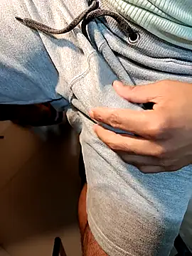 Snapshot of Gallo001 chatting on November 29, 11:24 am Gallo001 online show from November 29, 11:24 am