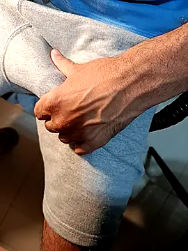 Snapshot of Gallo001 chatting on November 30, 2:48 am Gallo001 online show from November 30, 2:48 am