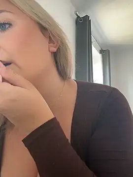 Elliemaee online show from September 11, 9:31 am