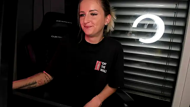 Lyra XX online show from March 2, 9:10 pm