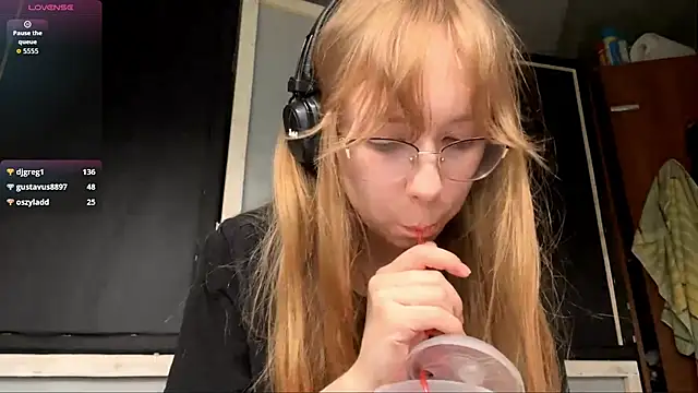 Snapshot of LouieRutt chatting on September 15, 4:18 pm LouieRutt online show from September 15, 4:18 pm