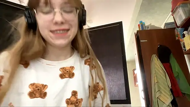 Snapshot of LouieRutt chatting on September 20, 10:38 am LouieRutt online show from September 20, 10:38 am