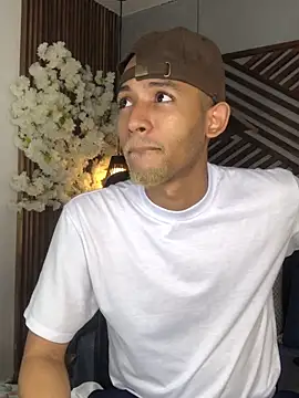 B Wild online show from October 8, 3:37 am