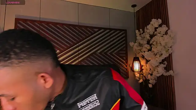 B Wild online show from November 6, 3:29 am