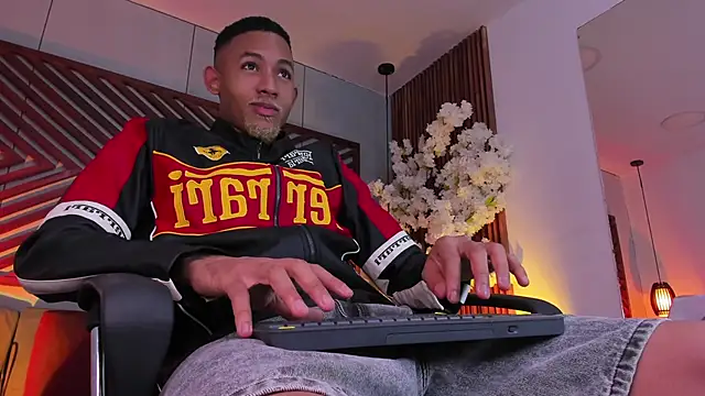 B Wild online show from December 18, 4:18 am