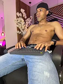 B Wild online show from February 5, 4:17 am