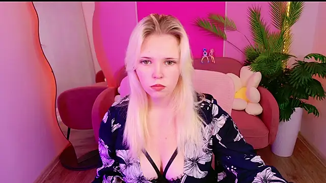 Snapshot of EmillyRogers chatting on October 4, 5:49 am EmillyRogers online show from October 4, 5:49 am