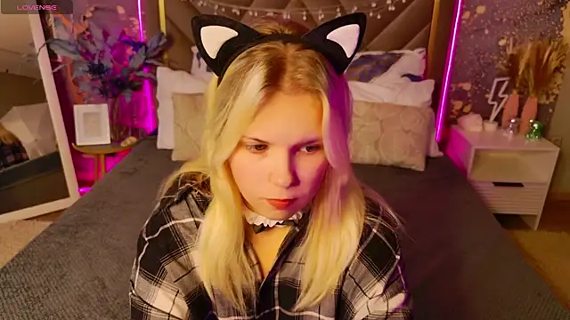 Snapshot of EmillyRogers chatting on October 6, 4:54 am EmillyRogers online show from October 6, 4:54 am