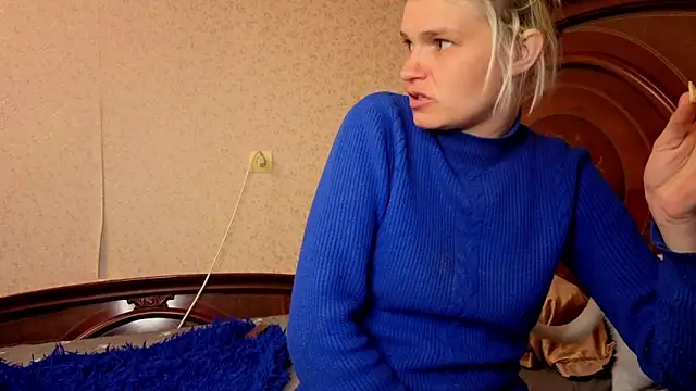 Snapshot of SaraSnow_ chatting on April 11, 8:35 pm SaraSnow online show from April 11, 8:35 pm